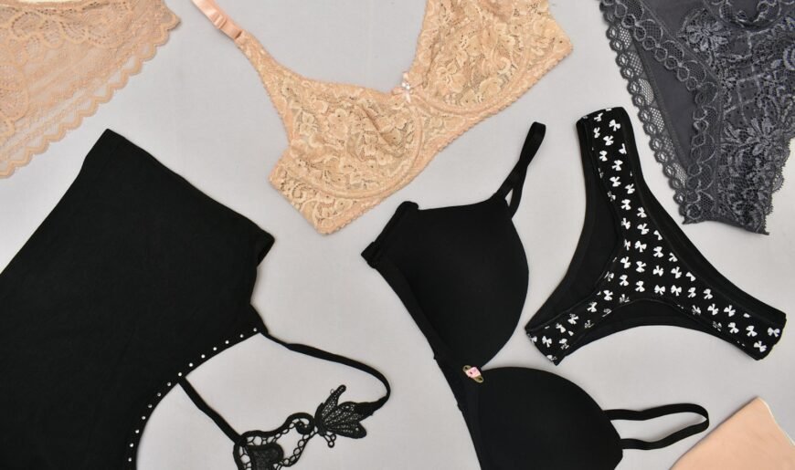 Soutiens-gorge, culottes et brassière de sport aux tons neutres posés à plat, vue de dessus