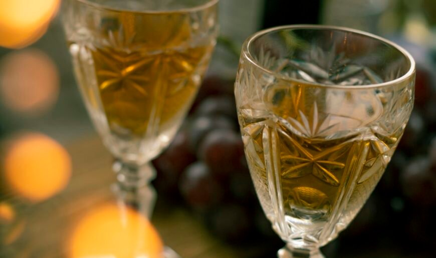 Deux verres de vin sur une table éclairée à la bougie, ambiance de premier rendez-vous