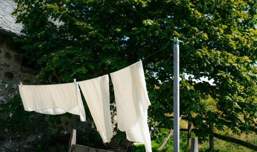 Linge blanc séchant sur un fil à l'extérieur, à la campagne