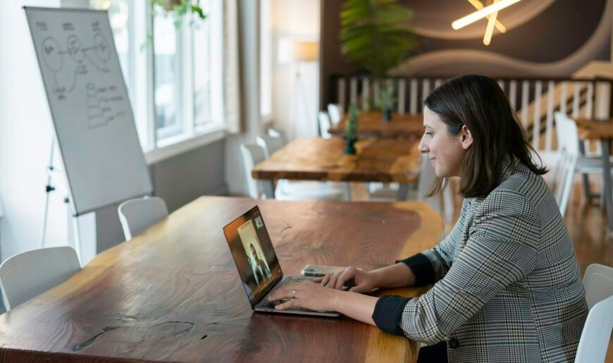 Femme en appel vidéo sur son ordinateur portable