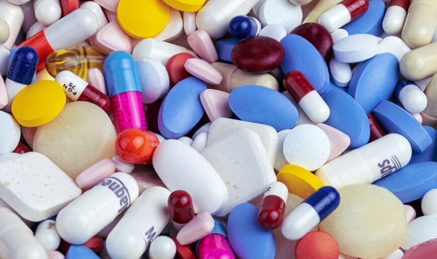Gros plan sur un comprimé de médicament posé sur un fond neutre